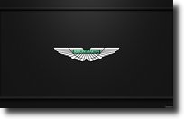 Aston Martin logo de voiture avec des ailes au milieu de l'image sur fond noir. 