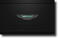 Aston Martin logo marque voiture avec des ailes au centre de l'image sur fond noir. 