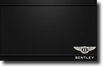 Bentley logo de voiture avec des ailes en bas à droite de l'image sur fond noir. 