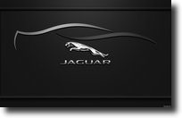 Logo marque voiture Jaguar au milieu de l'image avec forme de voiture sur fond noir. 